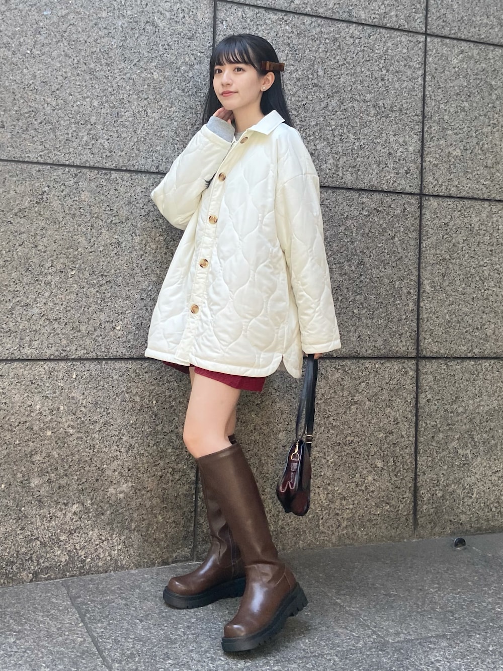 「カジュアル、オーバーサイズ、ビッグシルエット、アウター、キルティングジャケット、プチプラコーデ、ロングブーツ、白アウター、ニットショートパンツ、カジュアルガーリー、プチプラ、休日コーデ、トレンドコーデ、ブーツ、ジャケット」｜「EPIMI E'PIMMYのキルティングCPOブルゾン（ブルゾン、ホワイト系）」を使った、EPIMI ÉPIMMYさん（レディース・159cm）の秋コーディネートの1枚目の写真