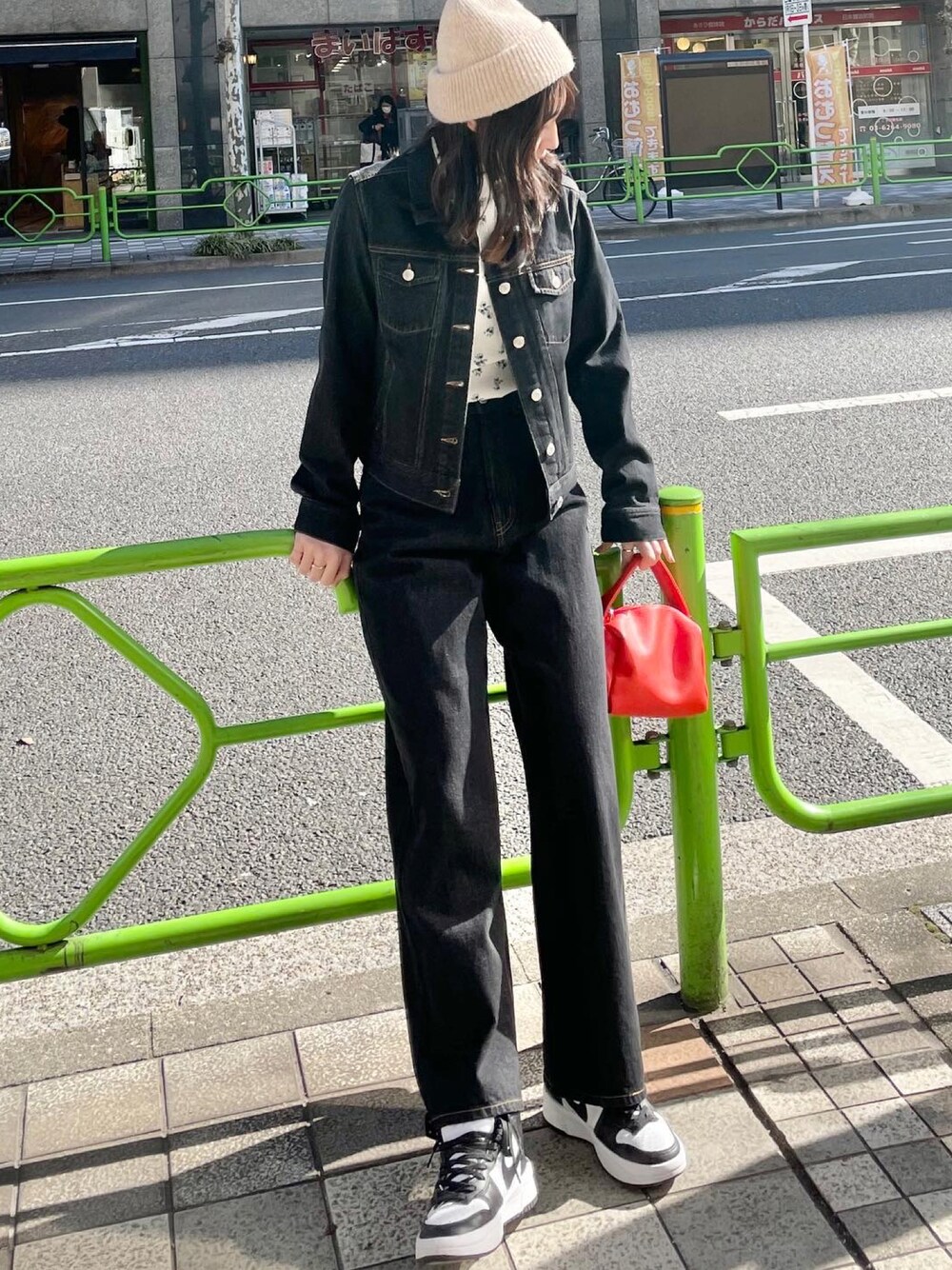 ブラック系のデニムジャケット、ホワイト系のTシャツ/カットソー、ホワイト系のスニーカーを着用したレディースの春コーディネートの1枚目の写真