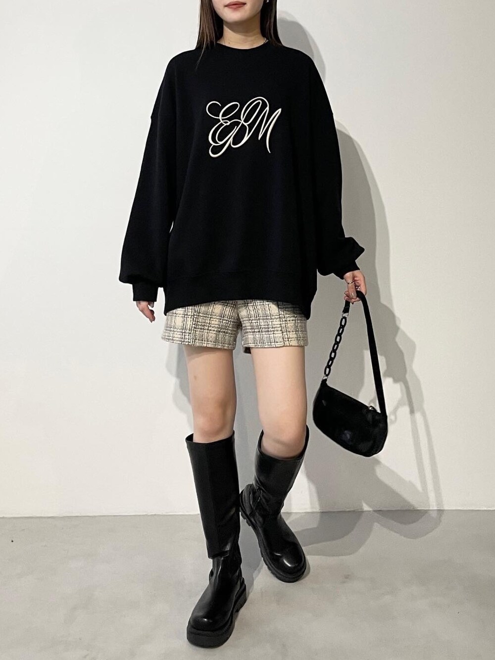 ベージュ系のその他パンツ、ブラック系のスウェット、ブラック系のブーツを着用したレディースの冬コーディネートの1枚目の写真