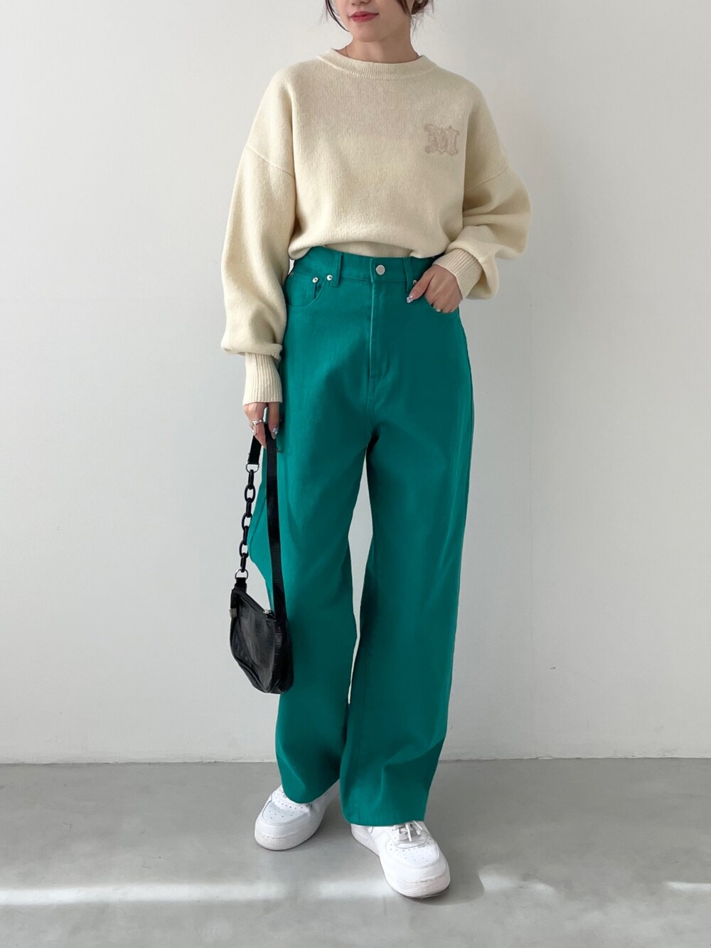 「冬コーデ、ストリート、ゆるコーデ、デニム、クリスマスに着たい服、マイベストコーデ2022、休日スタイル、休日コーデ、大人カジュアル、ラクチンコーデ、カラーパンツ、プチプラ、韓国ストリート、韓国ファッション、韓国コーデ」｜「EPIMI E'PIMMYのワイドストレートカラーデニム（デニムパンツ、グリーン系）」を使った、EPIMI ÉPIMMYさん（レディース・158cm）の冬コーディネートの1枚目の写真