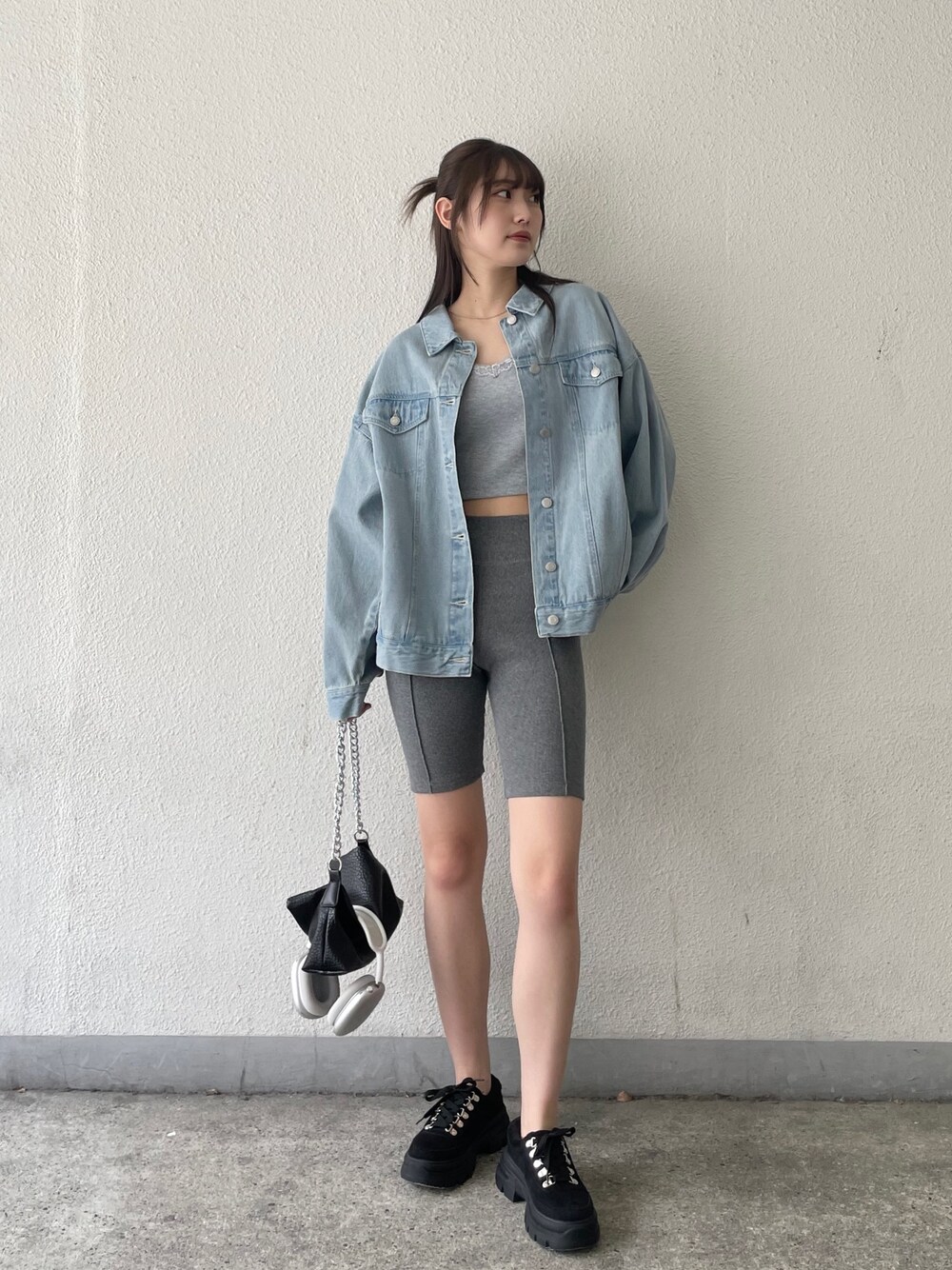 グレー系のその他パンツ、グレー系のキャミソール、ブルー系のデニムジャケットを着用したレディースの夏コーディネートの1枚目の写真