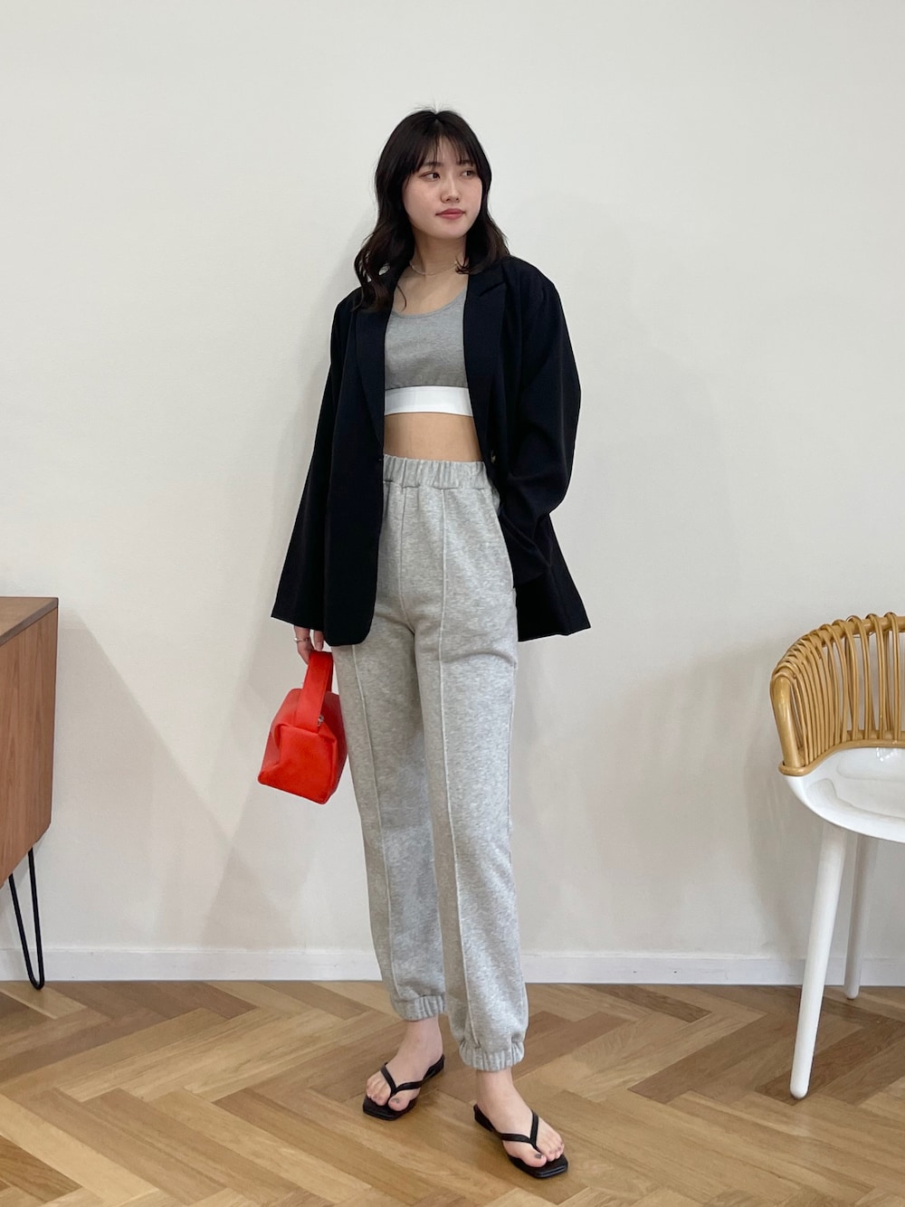 「パンツスタイル、カジュアルコーデ、春夏コーデ、プチプラ、ブラック、雨の日コーデ、モノトーンコーデ、スウェットパンツ、ジャケット、テーラードジャケット、ブラレット、クロップドタンクトップ、肌見せ、海外セレブ風、海外系ファッション」｜「EPIMI E'PIMMYのピンタックスウェットパンツ（スウェットパンツ、グレー系）」を使った、EPIMI ÉPIMMYさん（レディース・164cm）の春コーディネートの1枚目の写真