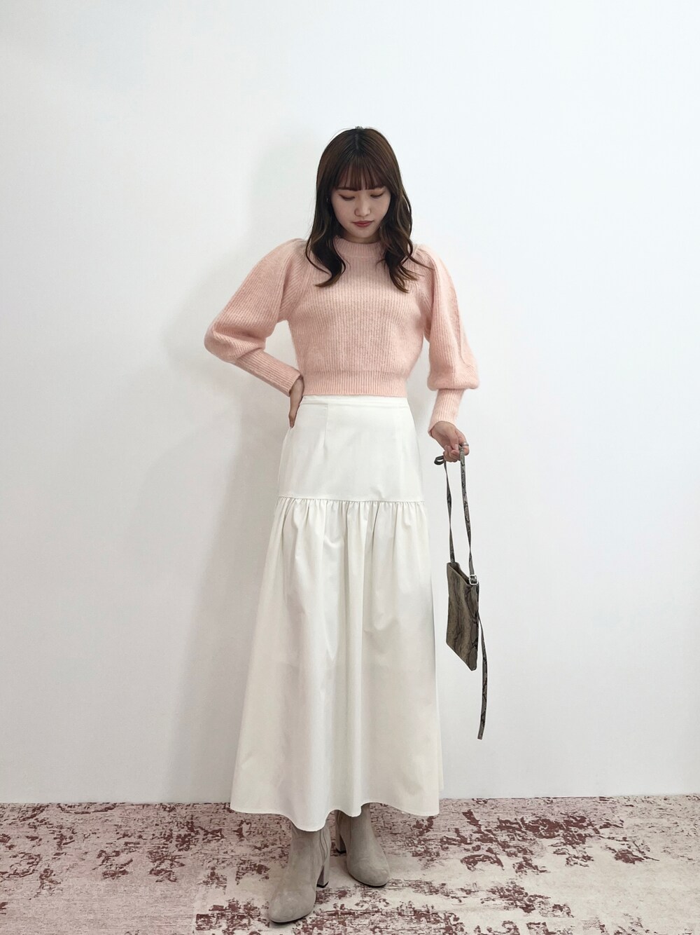 「お出かけコーデ、袖ボリューム、ロングスカート、プチプラ、プチプラコーデ、トレンドコーデ、韓国ファッション、フレンチガーリー、韓国コーデ、デート、秋服準備はじめました、ティアードスカート、淡色コーデ、淡色女子、ブーツ」｜「EPIMI E'PIMMYの袖ボリュームシャギーニット（ニット/セーター、ピンク系）」を使った、EPIMI ÉPIMMYさん（レディース・164cm）の秋コーディネートの1枚目の写真
