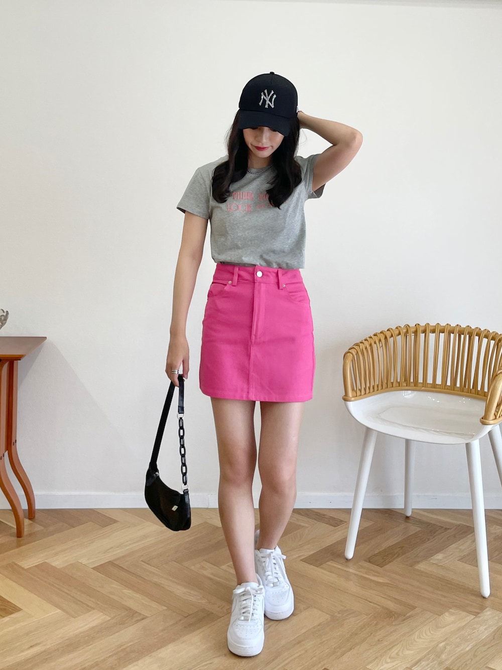 「夏コーデ、カジュアルコーデ、休日スタイル、カラーコーデ、ストリート、キャップ、厚底シューズ、夏だ！Tシャツ着よう！、カラー×コーデ、デニムスカート、プチプラ、y2k、ビタミンカラー、韓国ファッション、韓国コーデ」｜「EPIMI E'PIMMYのオリジナルパッチカラーデニムスカート（デニムスカート、ピンク系）」を使った、EPIMI ÉPIMMYさん（レディース・159cm）の夏コーディネートの1枚目の写真