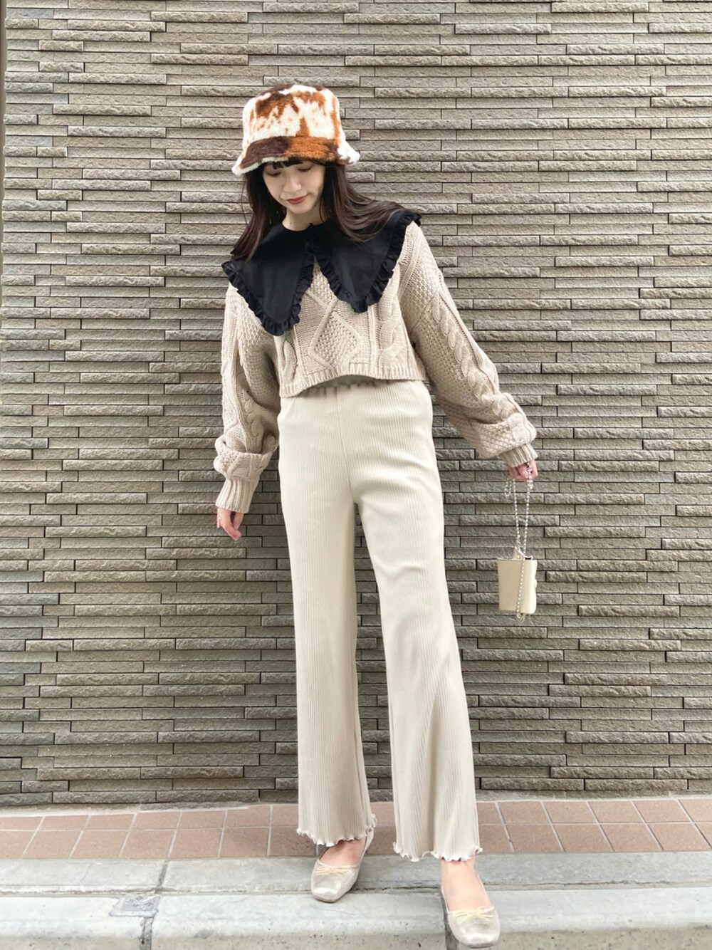 「ワントーンコーデ、リブパンツ、ワイドパンツ、バレエシューズ、プチプラ、ショート丈ニット、プチプラコーデ、ミニバッグ、バケットハット、ショート丈トップス、秋コーデ、ビッグカラー、ファーバケットハット、秋トレンド2021、だから秋服が好き」｜「EPIMI E'PIMMYのケーブルショートニット（ニット/セーター、ベージュ系）」を使った、EPIMI ÉPIMMYさん（レディース・159cm）の秋コーディネートの1枚目の写真