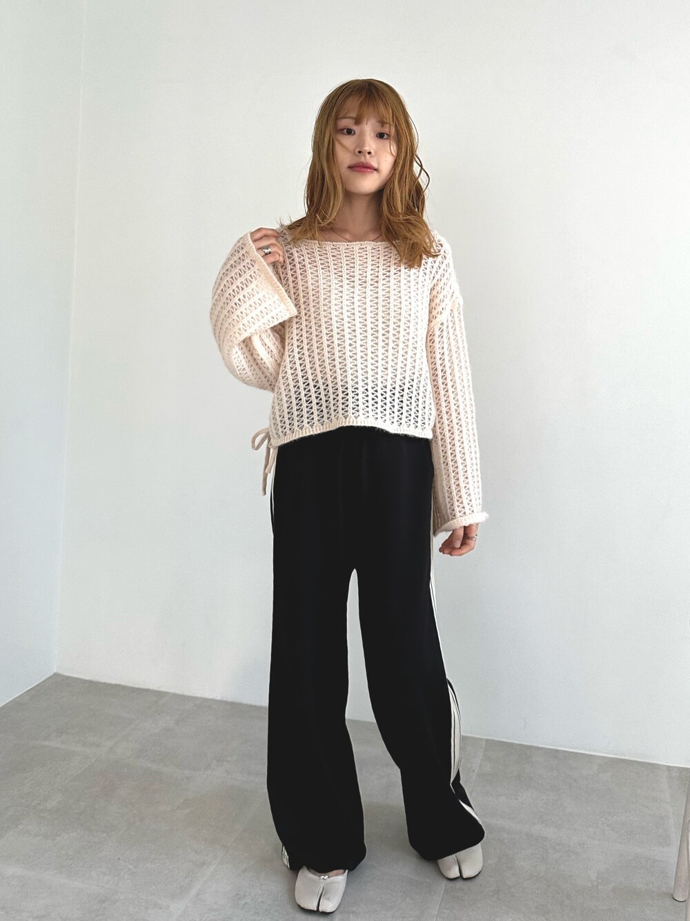 ホワイト系のニット/セーター、ブラック系のその他パンツ、その他のその他を着用したレディースの秋コーディネートの1枚目の写真