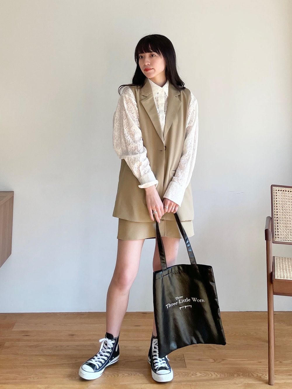 「はじめましてコーデ、プチプラ、ボリューム袖、春コーデ、ベージュ、シャツスタイル、レイヤードスタイル、セットアップ、ジレ、ベスト、トートバッグ、白Tシャツ、レースシャツ、スカート、ミニスカート」｜「EPIMI E'PIMMYのオリジナルフェイクレザートートバック（トートバッグ、ブラック系）」を使った、EPIMI ÉPIMMYさん（レディース・159cm）の春コーディネートの1枚目の写真