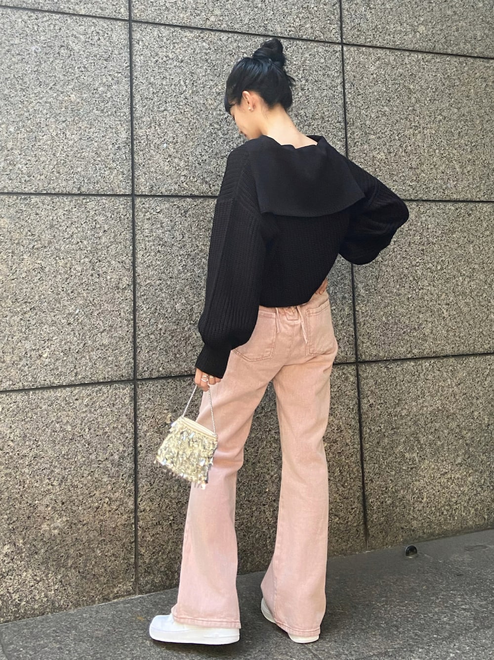 「秋服、秋冬コーデ、ビッグカラー、スニーカー、セーラーカラー、セーラー襟、カラーデニム、フレアデニム、ピンクデニム、プチプラ、プチプラコーデ、エアフォースワン、NIKE AIR FORCE、ニット、セーラーカラーニット」｜「EPIMI E'PIMMYのバックレースアップセミフレアデニム（デニムパンツ、ピンク系）」を使った、EPIMI ÉPIMMYさん（レディース・159cm）の秋コーディネートの1枚目の写真