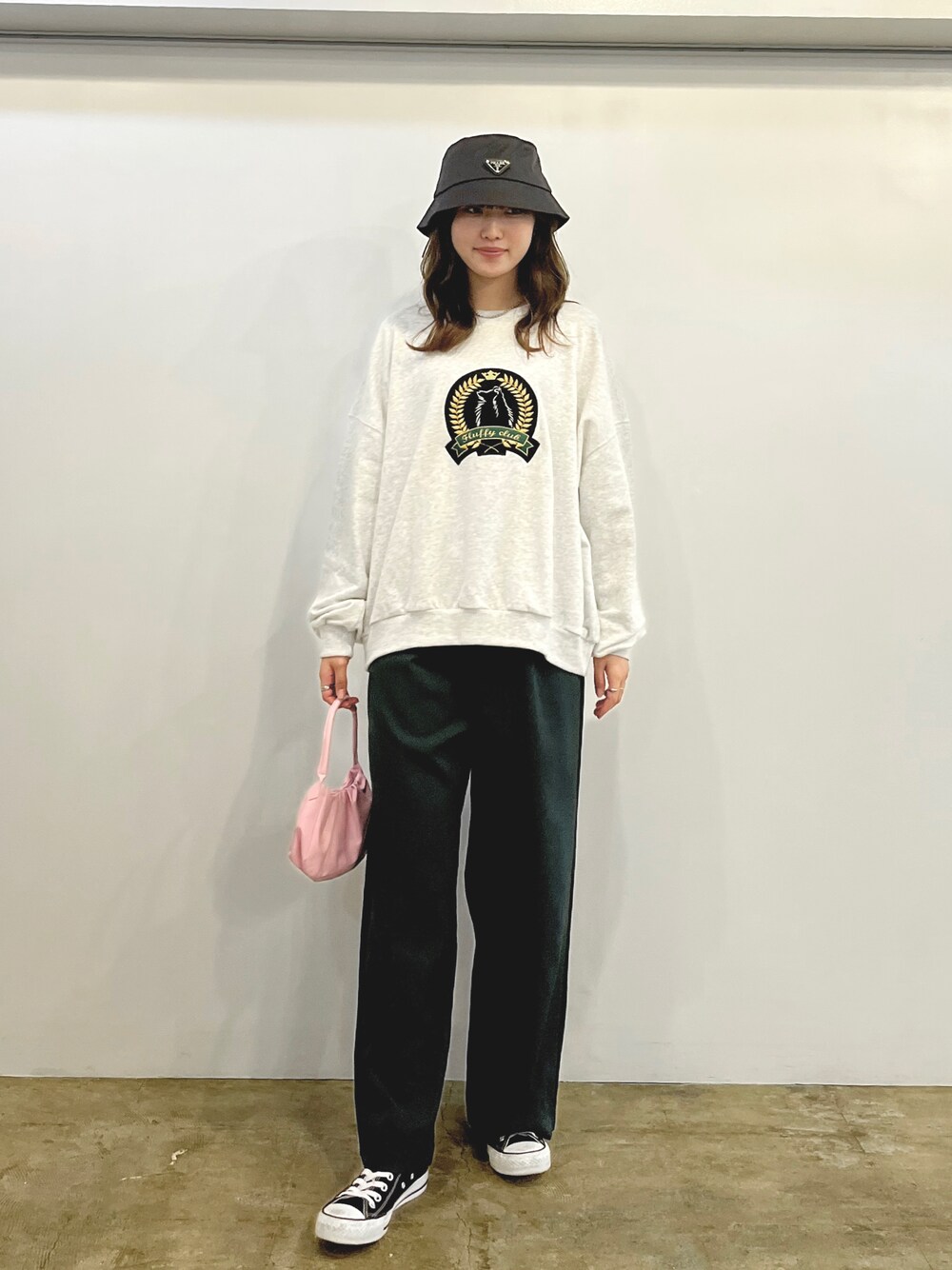 「カジュアルコーデ、秋のコーデ、オーバーサイズ、#秋コーデ、#パンツコーデ、スラックス、プチプラ、バケットハット、ストリート、コンバース、メンズライク、カラーパンツ、スウェット、韓国ファッション、韓国ストリート」｜「CONVERSEのCONVERSE コンバース CVS ALL STAR キャンバス オールスター HI（スニーカー、ブラック系）」を使った、EPIMI ÉPIMMYさん（レディース・164cm）の秋コーディネートの1枚目の写真
