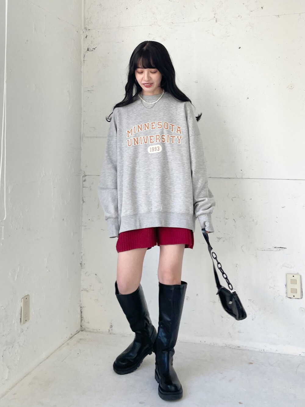 「冬コーデ、カジュアル、プチプラコーデ、カラーパンツ、スウェット、ニットショートパンツ、ストリート、ロングブーツ、ユニセックス、ビッグシルエット、プチプラ、カジュアルガーリー、ショートパンツ、ストリートMIX、ロゴスウェット」｜「EPIMI E'PIMMYの《Set upにも》シンプルニットショーパン（その他パンツ、レッド系）」を使った、EPIMI ÉPIMMYさん（レディース・159cm）の冬コーディネートの1枚目の写真