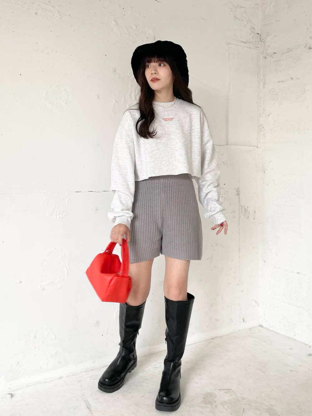 「クリスマスに着たい服、カジュアル、プチプラコーデ、ロングブーツ、ニットパンツ、ショートパンツ、ショート丈トップス、スウェット、ストリートMIX、モノトーン、プチプラ、ワントーンコーデ、バケットハット、カジュアルガーリー、ニットショートパンツ」｜「EPIMI E'PIMMYの《Set upにも》シンプルニットショーパン（その他パンツ、グレー系）」を使った、EPIMI ÉPIMMYさん（レディース・159cm）の冬コーディネートの1枚目の写真