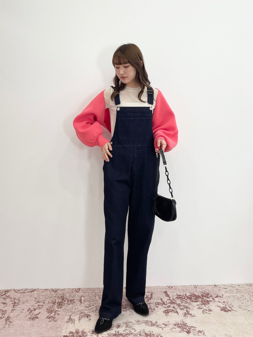 「秋コーデ、お出かけコーデ、サロペット、オールインワン、秋服準備はじめました、プチプラ、レイヤードスタイル、カジュアルコーデ、韓国ファッション、プチプラコーデ、カジュアルガーリー、韓国コーデ、デニム、カーディガン、ボレロ」｜「EPIMI E'PIMMYのアソートシアートップス（Tシャツ/カットソー、ホワイト系）」を使った、EPIMI ÉPIMMYさん（レディース・164cm）の秋コーディネートの1枚目の写真