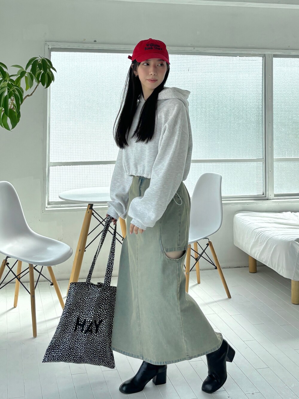 「スポーツミックス、秋コーデ、テーマパークコーデ、レザー、お出かけコーデ、キャップ、デニム、デニムスカート、休日スタイル、秋服、オトナカジュアル、楽チンコーデ、秋っぽコーデ更新中、デニムコーデ、高身長女子」｜「EPIMI E'PIMMYの刺繍ロゴドロストパーカー（パーカー、ベージュ系）」を使った、EPIMI ÉPIMMYさん（レディース・162cm）の秋コーディネートの1枚目の写真