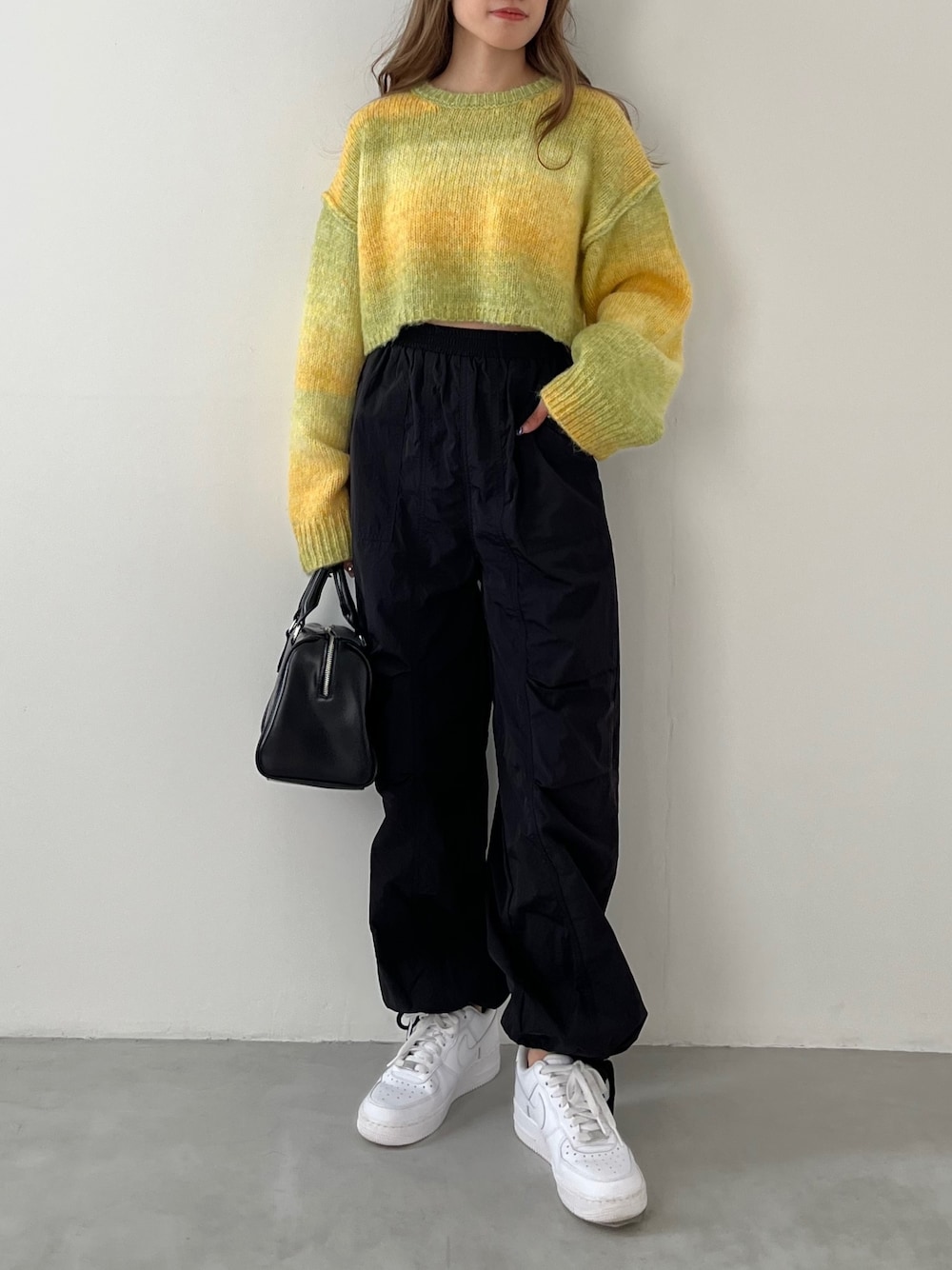「厚底シューズ、グラデーション、ボストンバッグ、エアフォースワン、NIKE、ニット、秋冬コーデ、プチプラ、プチプラコーデ、グラデーションニット、ジョガーパンツ、シャカパン、ストリート、メンズライク、韓国ファッション」｜「EPIMI E'PIMMYのナイロンタックジョガーパンツ（カーゴパンツ、ブラック系）」を使った、EPIMI ÉPIMMYさん（レディース・158cm）の秋コーディネートの1枚目の写真