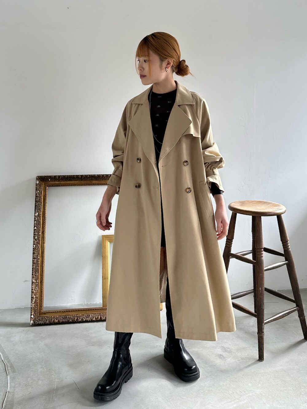 「重ね着ベストシーズン、きれいめカジュアル、淡色コーデ、ブーツ、ビッグシルエット、秋服コーデ、トレンチコート、ロングブーツ、レイヤードスタイル、シアートップス、お出かけコーデ、秋先取りコーデ、ロングコート、アウター、秋色」｜「EPIMI E'PIMMYのくすみカラーロングトレンチコート（トレンチコート、ベージュ系）」を使った、EPIMI ÉPIMMYさん（レディース・159cm）の秋コーディネートの1枚目の写真