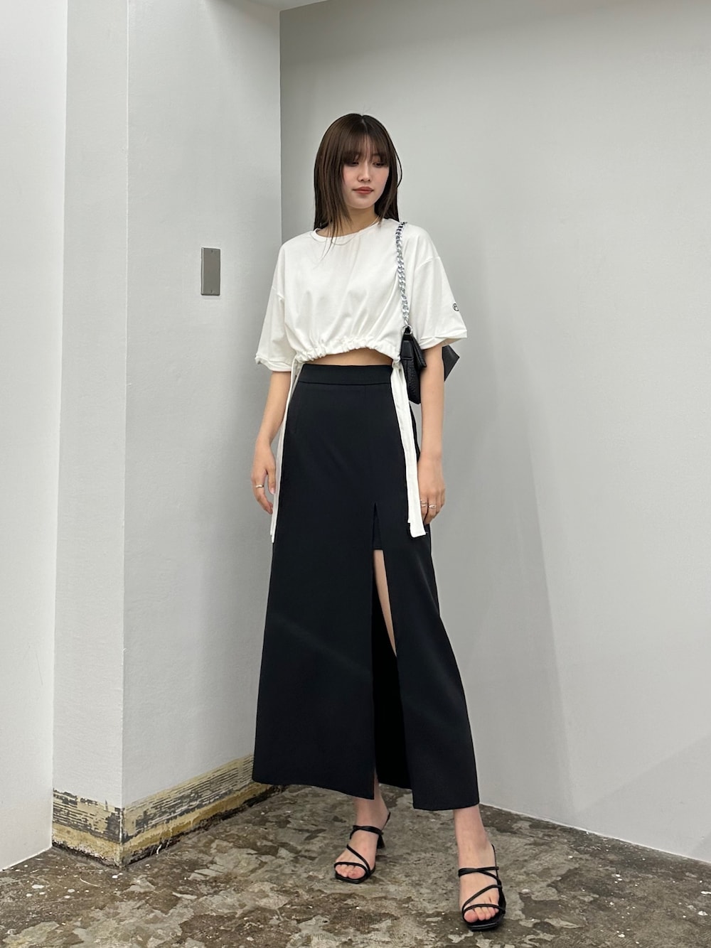 「みんなの白Tフェス、オトナ女子、プチプラ、ストリート、フェススタイル、韓国ファッション、ロゴT、お出かけコーデ、夏セールで買いました、スリットスカート、モノトーンコーデ、クロップドトップス、肌見せ、シンプルコーデ、ロングスカート」｜「EPIMI E'PIMMYの〈取り外し可能〉レイヤードスリットスカート（スカート、ブラック系）」を使った、EPIMI ÉPIMMYさん（レディース・164cm）の夏コーディネートの1枚目の写真