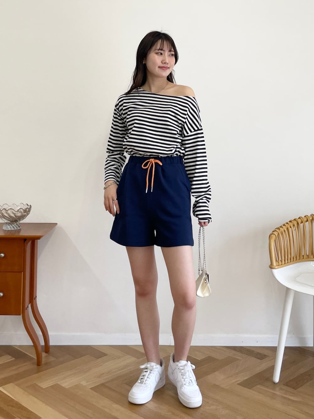 ブラック系のTシャツ/カットソー、ブルー系のスウェットパンツ、ホワイト系のスニーカーを着用したレディースの夏コーディネートの1枚目の写真