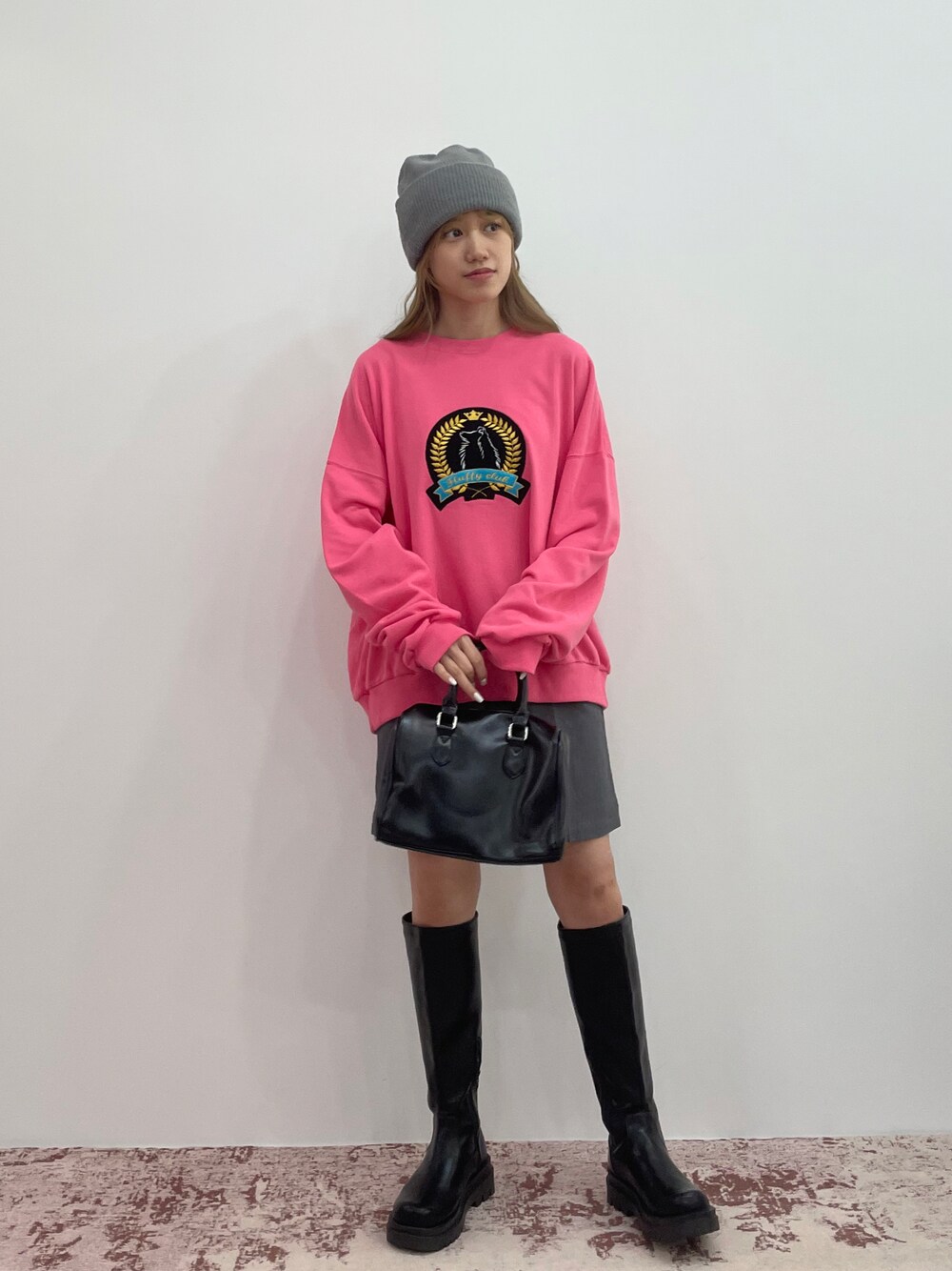 「y2k、ロングブーツ、ストリート、プチプラ、韓国ファッション、ボストンバッグ、秋服準備はじめました、スウェット、ボリューム袖、ピンク、カラーコーデ、ニット帽、トレンド、韓国コーデ、プチプラコーデ」｜「EPIMI E'PIMMYの〈ユニセックス〉バリエリブニットキャップ（ニットキャップ/ビーニー、グレー系）」を使った、EPIMI ÉPIMMYさん（レディース・158cm）の秋コーディネートの1枚目の写真