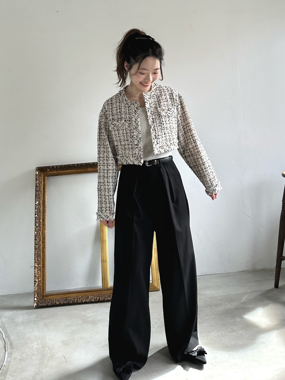 「重ね着ベストシーズン、きれいめカジュアル、モノトーン、レイヤードスタイル、お出かけコーデ、秋服コーデ、ツイード、ツイードジャケット、ジャケット、韓国ファッション、スラックス、ワイドパンツ、秋コーデ、アウター、パンツスタイル」｜「EPIMI E'PIMMYのツータックワイドスラックス（スラックス、ブラック系）」を使った、EPIMI ÉPIMMYさん（レディース・156cm）の秋コーディネートの1枚目の写真