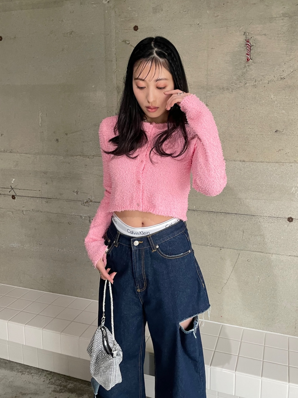 「春服デビュー宣言、カーディガン、プチプラ、ストリート、ピンク、春服みてみて、休日スタイル、ラクチンコーデ、y2k、ビビッドカラー、ダメージデニムパンツ、デニム、韓国ファッション、韓国ストリート、カルバンクライン」｜「EPIMI E'PIMMYのカールヤーンコンパクトクルーカーデ（カーディガン/ボレロ、ピンク系）」を使った、EPIMI ÉPIMMYさん（レディース・160cm）の春コーディネートの1枚目の写真