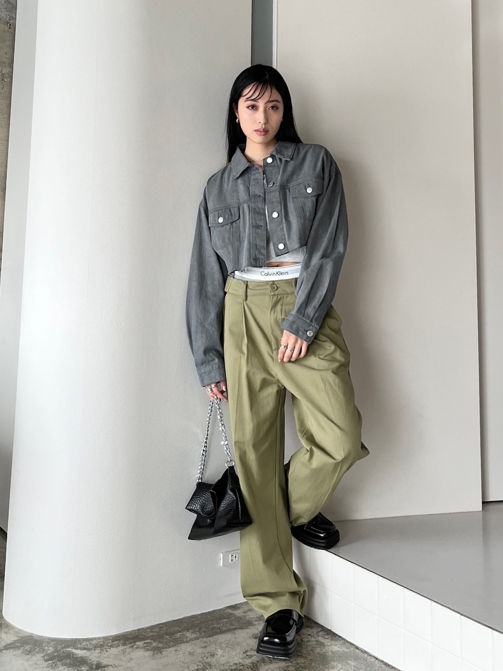 「ほめられ本命コーデ、韓国ファッション、メンズコーデ、レイヤードスタイル、ラクチンコーデ、春コーデ、パンツスタイル、Gジャン、ショート丈、チノパン、腰パン、ストリート、韓国ストリート、カジュアルコーデ、いまどきジャケット写真」｜「EPIMI E'PIMMYのハイロー２Wayチノパンツ（チノパンツ、グリーン系）」を使った、EPIMI ÉPIMMYさん（レディース・163cm）の冬コーディネートの1枚目の写真