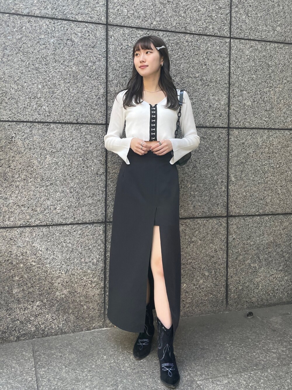 ブラック系のスカート、ホワイト系のカーディガン/ボレロ、その他のその他を着用したレディースの春コーディネートの1枚目の写真