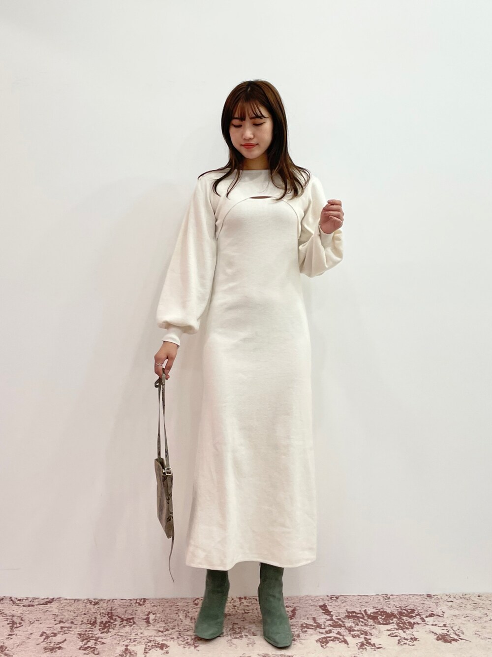 「初秋コーデ、シンプル、プチプラコーデ、ワントーンコーデ、#秋コーデ、デートスタイル（WOMEN）、ワンピース、ニットワンピース、レイヤードスタイル、ブーツ、韓国ファッション、#レイヤードスタイル、韓国コーデ、ホワイトコーデ、秋服準備はじめました」｜「EPIMI E'PIMMYのレイヤードニットロングワンピース（ワンピース、ホワイト系）」を使った、EPIMI ÉPIMMYさん（レディース・164cm）の秋コーディネートの1枚目の写真