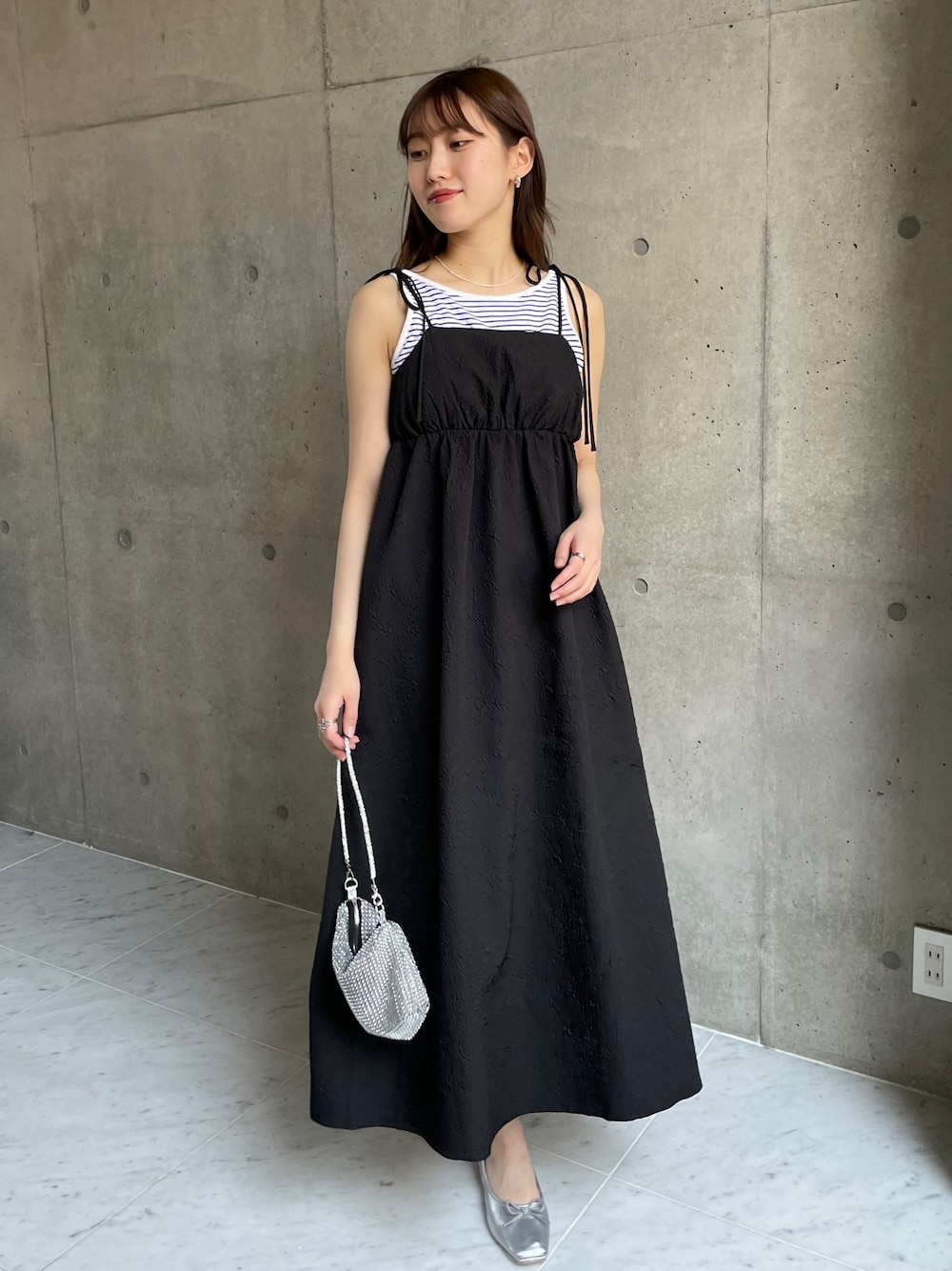 「お出かけコーデ日記、キャミワンピ、春夏コーデ、モード、初夏コーデ、モノトーン、休日スタイル、韓国ファッション、ワンピースコーデ、レイヤードスタイル、バレエシューズ、シルバー、ボーダー、韓国コーデ、ミニバッグ」｜「EPIMI E'PIMMYのふくれジャガードボリュームキャミワンピ（ワンピース、ブラック系）」を使った、EPIMI ÉPIMMYさん（レディース・164cm）の春コーディネートの1枚目の写真