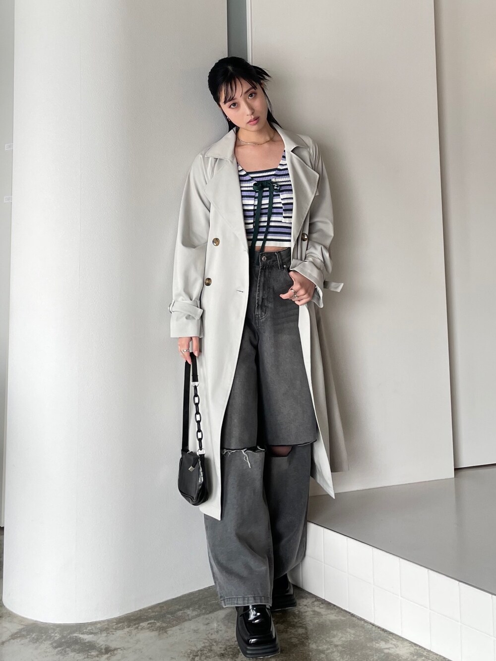 グレー系のトレンチコート、パープル系のカーディガン/ボレロ、パープル系のキャミソールを着用したレディースの春コーディネートの1枚目の写真