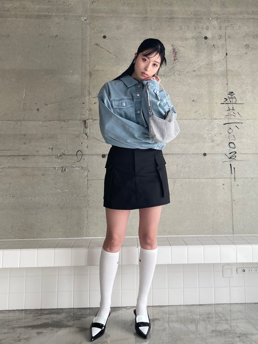 「春服デビュー宣言、きれいめカジュアル、春アウター、ストリート、春服みてみて、デニム、デニムジャケット、カーゴスカート、ミニスカート、韓国ストリート、Gジャン、韓国ファッション、ショート丈トップス、y2k、いまどきジャケット写真」｜「EPIMI E'PIMMYのカーゴミニスカート（スカート、ブラック系）」を使った、EPIMI ÉPIMMYさん（レディース・163cm）の春コーディネートの1枚目の写真
