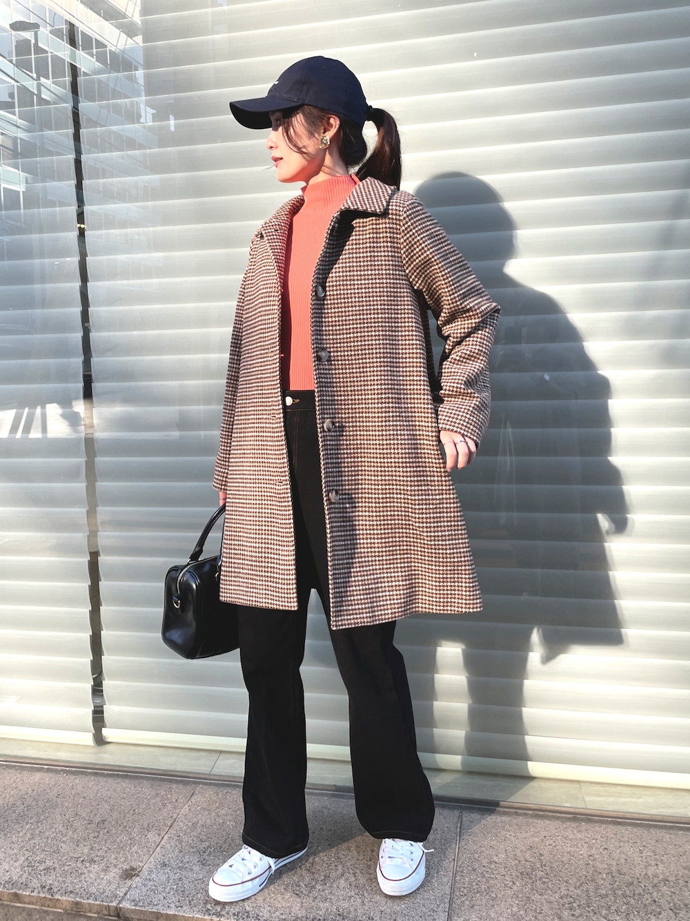 「オトナ女子、秋冬コーデ、プチプラコーデ、着回しコーデ、ミニバッグ、大人カジュアル、リブニット、ステンカラーコート、チェックコート、チェック柄に恋してる、キャップ、ストリートMIX、きれいめカジュアル、プチプラ、トレンドコーデ」｜「Calvin Kleinの【CALVIN KLEIN JEANS】 スモールモノグラム ロゴ キャップ（キャップ、ブルー系）」を使った、EPIMI ÉPIMMYさん（レディース・163cm）の秋コーディネートの1枚目の写真