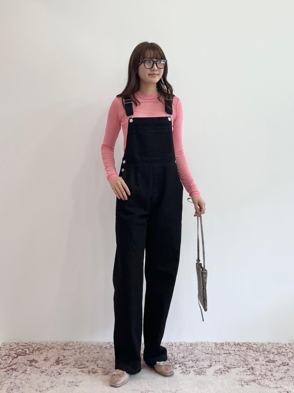 「オトナカジュアル、秋服準備はじめました、秋のコーデ、リラックススタイル、秋先取りコーデ、サロペット、オールインワン、シアートップス、レイヤードスタイル、プチプラ、メガネ女子、プチプラコーデ、カジュアルガーリー、韓国ファッション、黒ぶちメガネ」｜「ESPERANZAのESPERANZA(エスペランサ)メッシュバレエシューズ（パンプス、グレー系）」を使った、EPIMI ÉPIMMYさん（レディース・164cm）の夏コーディネートの1枚目の写真