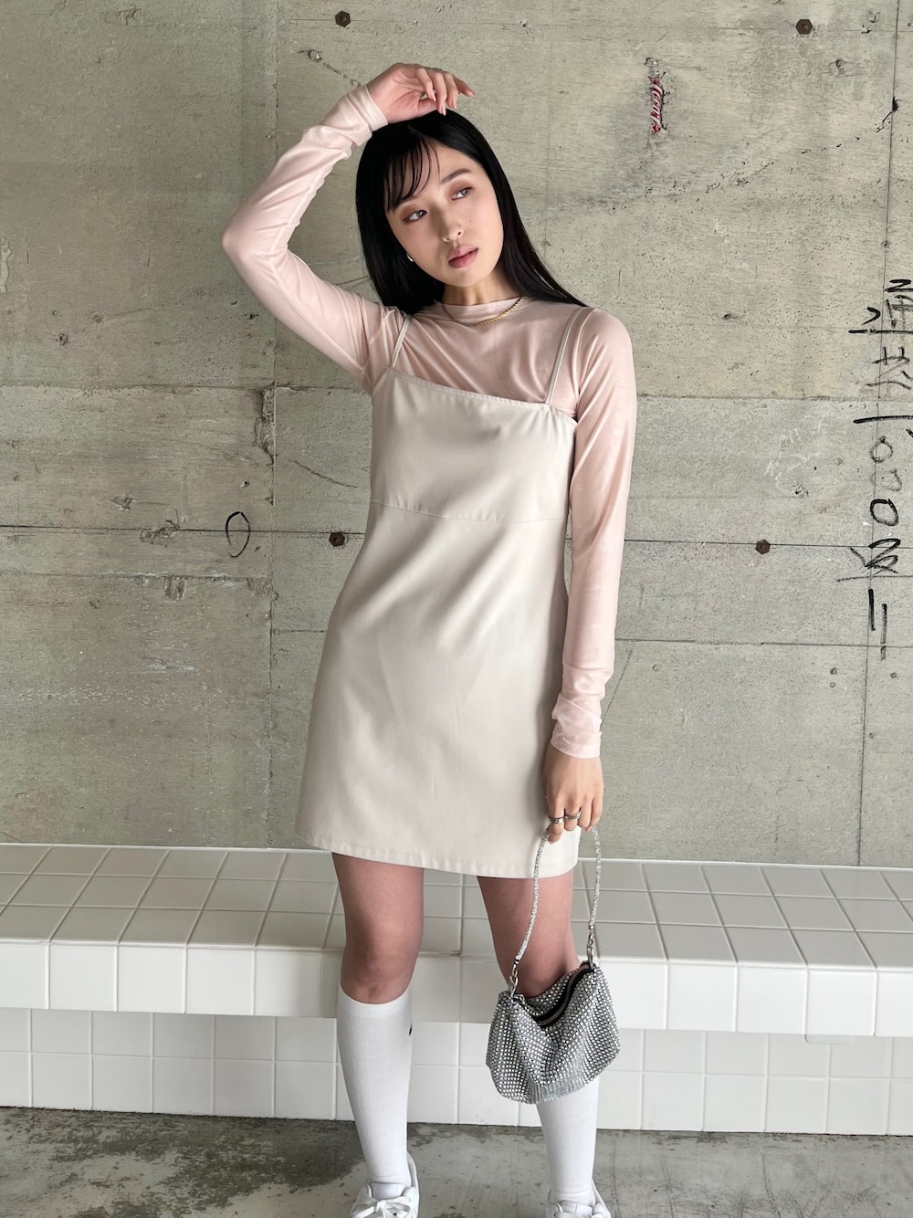「春服デビュー宣言、レイヤードスタイル、シンプルコーデ、淡色コーデ、キャミワンピ、ストリート、プチプラ、春服みてみて、春コーデ、シアートップス、ワントーンコーデ、韓国ファッション、韓国ストリート、オールホワイト、ミニワンピ」｜「EPIMI E'PIMMYのアシメディティールミニキャミワンピース（ワンピース、ホワイト系）」を使った、EPIMI ÉPIMMYさん（レディース・163cm）の春コーディネートの1枚目の写真