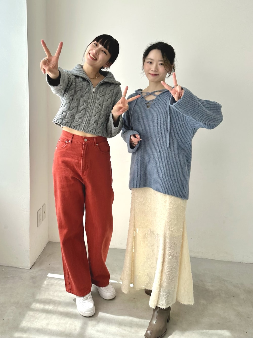 「休日スタイル、デニム、ニット、淡色コーデ、ストリート、ビッグシルエット、レイヤードスタイル、ブーツ、リンクコーデ、シミラールック、ジップアップ、カラーパンツ、キャミワンピ、お出かけコーデ、冬を彩る色いろコーデ」｜「EPIMI E'PIMMYの【ハンドウォッシャブル】ケーブルジップカーディガン（カーディガン/ボレロ、グレー系）」を使った、EPIMI ÉPIMMYさん（レディース・160cm）の秋コーディネートの1枚目の写真