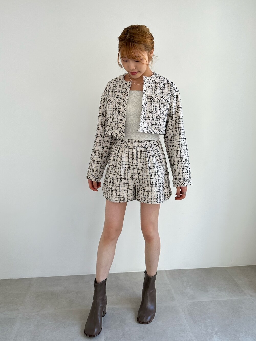 「チェック、ハーフパンツ、淡色コーデ、秋コーデ、ブーツ、ベージュ、ジャケットスタイル、お出かけコーデ、セットアップ、ツイード、ショートパンツ、参戦服、ディズニーコーデ、秋服準備はじめました、ワントーンコーデ」｜「EPIMI E'PIMMYのカップ付きアメスリキャミソール（キャミソール、ベージュ系）」を使った、EPIMI ÉPIMMYさん（レディース・159cm）の秋コーディネートの1枚目の写真