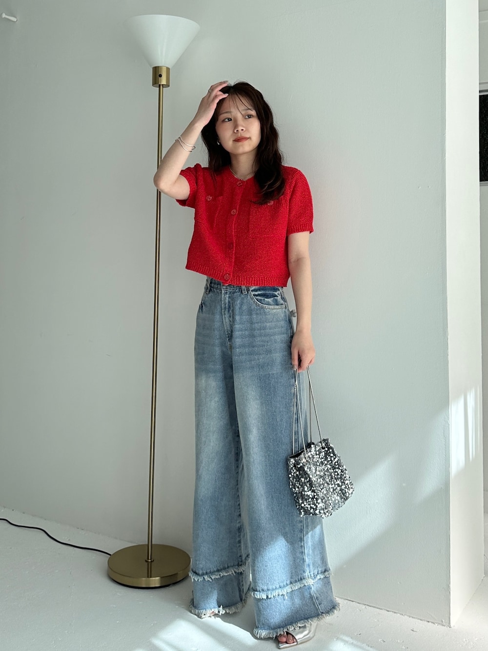 「シンプルコーデ、休日スタイル、スポーツミックス、韓国ファッション、低身長コーデ、きれいめカジュアル、デニム、デートコーデ、夏コーデ、カーディガン、フリンジデニム、赤ニット、シルバー、ショート丈トップス、サマーニット」｜「EPIMI E'PIMMYのダブルフリンジストレートデニム（デニムパンツ、ブルー系）」を使った、EPIMI ÉPIMMYさん（レディース・154cm）の春コーディネートの1枚目の写真