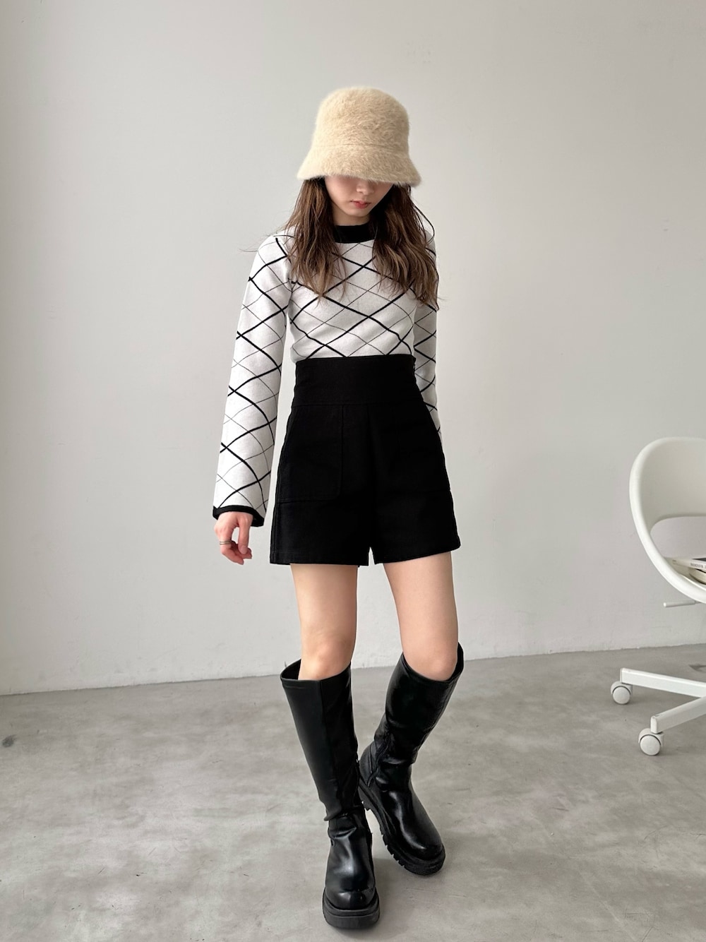 「きれいめカジュアル、ニット、ストリート、ブーツ、バケットハット、お出かけコーデ、シンプルコーデ、ハイウエスト、ロングブーツ、韓国ファッション、ショートパンツ、秋冬コーデ、脚長効果、脚長コーデ、ショーパン」｜「EPIMI E'PIMMYのハイウエストツイルショートパンツ（その他パンツ、ブラック系）」を使った、EPIMI ÉPIMMYさん（レディース・156cm）の秋コーディネートの1枚目の写真