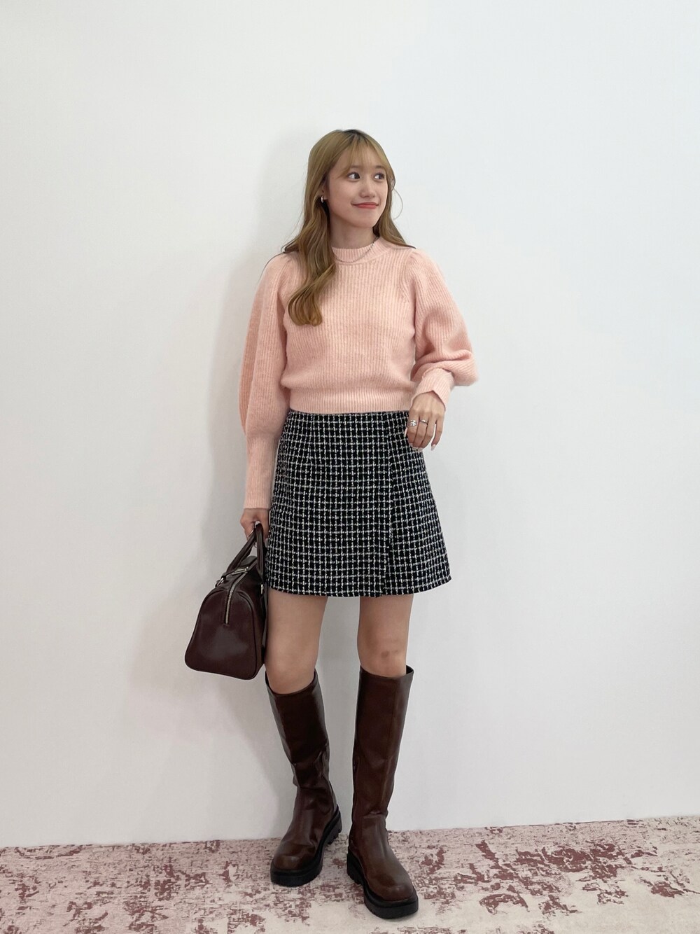 「初秋コーデ、秋服、プチプラコーデ、秋🍁コーデ、秋服準備はじめました、ニット、ロングブーツ、ブーツ、ボストンバッグ、韓国ファッション、フレンチガーリー、ガーリー、雨の日コーデ、ツイード、ボリューム袖」｜「EPIMI E'PIMMYの袖ボリュームシャギーニット（ニット/セーター、ピンク系）」を使った、EPIMI ÉPIMMYさん（レディース・158cm）の秋コーディネートの1枚目の写真