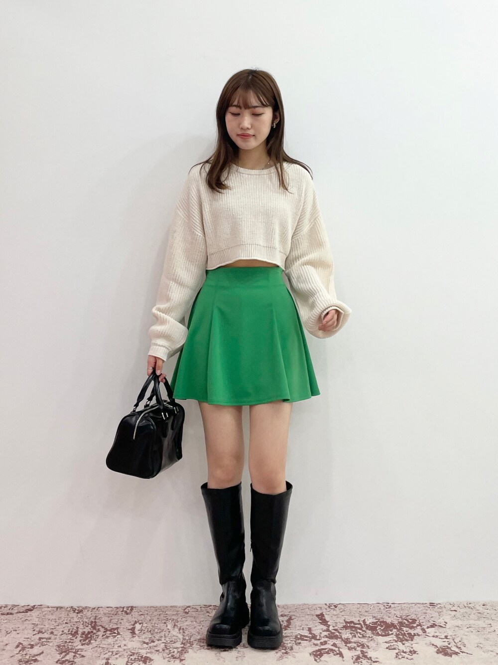「秋コーデ、プチプラ、プチプラコーデ、カジュアルガーリー、初秋コーデ、ミニスカート、高身長女子、カラーコーデ、カラースカート、グリーン、ロングブーツ、韓国ファッション、韓国コーデ、ボストンバッグ、ショート丈トップス」｜「EPIMI E'PIMMYのフェイクレザーボストンバッグ（ボストンバッグ、ブラック系）」を使った、EPIMI ÉPIMMYさん（レディース・164cm）の夏コーディネートの1枚目の写真