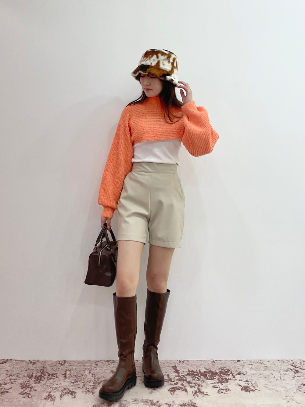 「秋のコーデ、秋コーデ、秋カラー、ボリューム袖、#秋コーデ、ブーツ、#カジュアルコーデ、ショート丈トップス、ショートパンツ、バケットハット、ロングブーツ、レイヤードスタイル、プチプラ、ボストンバッグ、ストリート」｜「EPIMI E'PIMMYのカールヤーンタートルショートニット（ニット/セーター、オレンジ系）」を使った、EPIMI ÉPIMMYさん（レディース・164cm）の夏コーディネートの1枚目の写真