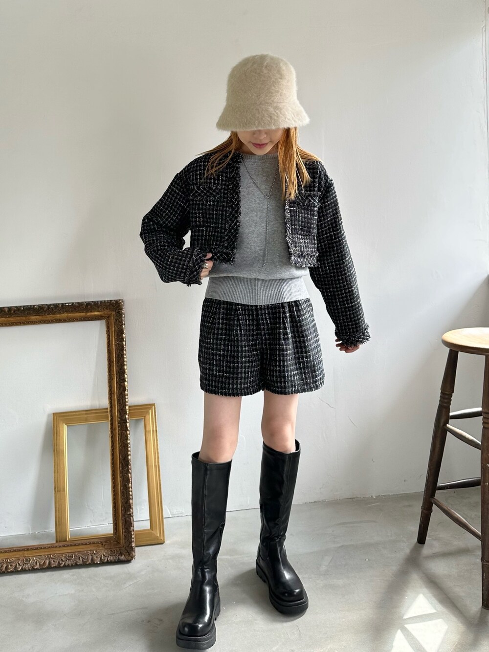 「ライブコーデ、参戦服、セットアップ、モノトーン、プチプラ、ツイードジャケット、ツイードパンツ、きれいめカジュアル、ストリート、ブーツ、レイヤードスタイル、冬コーデ、ニット、休日スタイル、バケットハット」｜「EPIMI E'PIMMYの《set up対応》ツイードショートパンツ（その他パンツ、ブラック系）」を使った、EPIMI ÉPIMMYさん（レディース・159cm）の冬コーディネートの1枚目の写真
