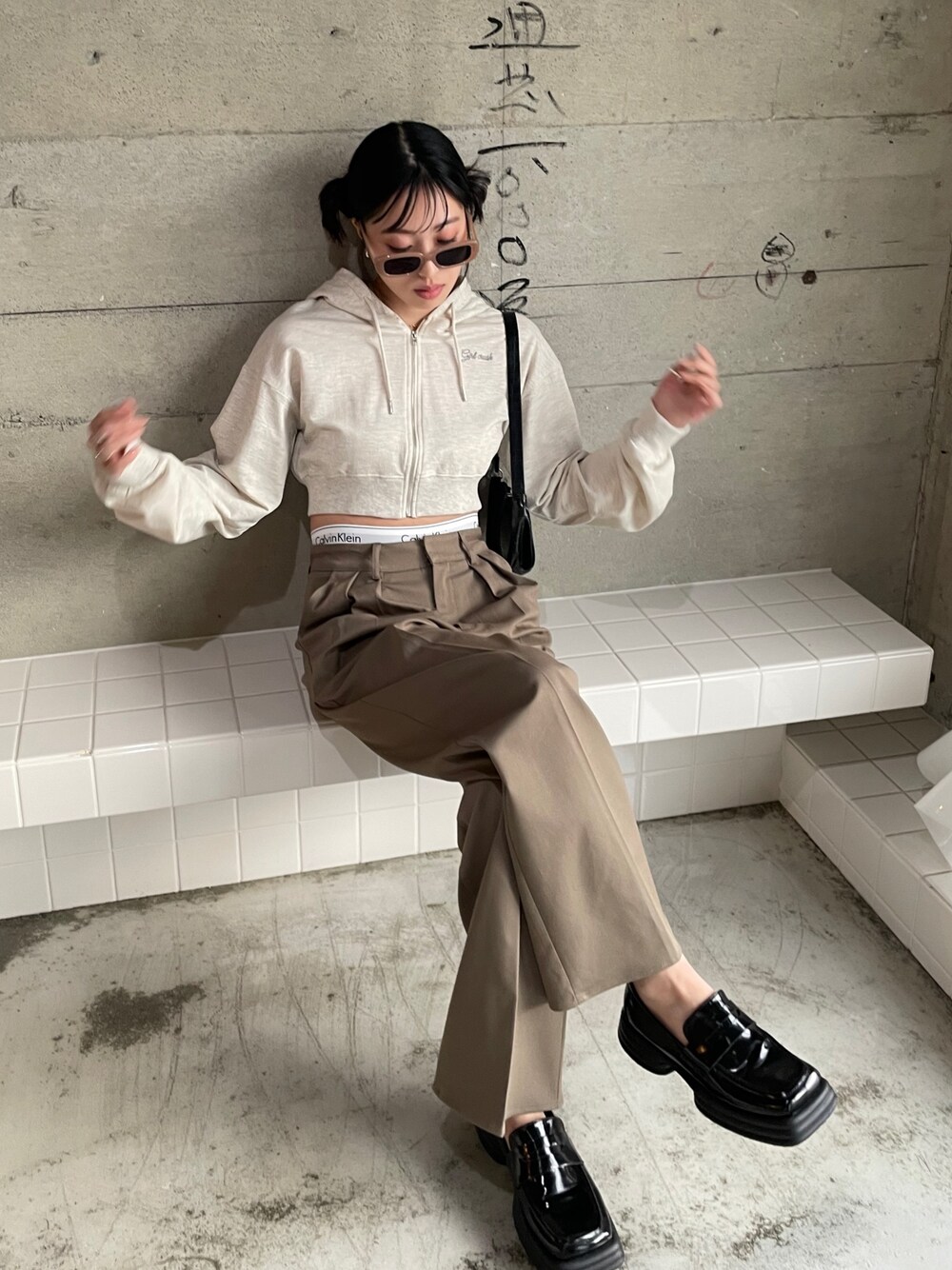 「春服デビュー宣言、レイヤードスタイル、淡色コーデ、プチプラ、ストリート、ローファー、春服みてみて、スウェット、スラックス、オトナカジュアル、韓国ファッション、韓国ストリート、ワントーンコーデ、パーカー、スクエアトゥ」｜「EPIMI E'PIMMYのツータックワイドスラックス（スラックス、ブラウン系）」を使った、EPIMI ÉPIMMYさん（レディース・163cm）の春コーディネートの1枚目の写真