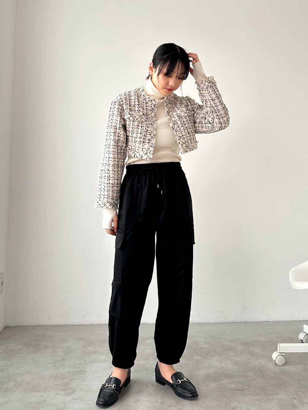 「秋服まるっと大公開、ローファー、ストリート、秋コーデ、カーゴパンツ、ジャケットスタイル、お出かけコーデ、スポーツミックス、アウトドアスタイル、休日スタイル、ツイードジャケット、モノトーン、韓国ファッション、ジャケット、重ね着ベストシーズン」｜「EPIMI E'PIMMYのスエードポンチカーゴパンツ（カーゴパンツ、ブラック系）」を使った、EPIMI ÉPIMMYさん（レディース・165cm）の秋コーディネートの1枚目の写真