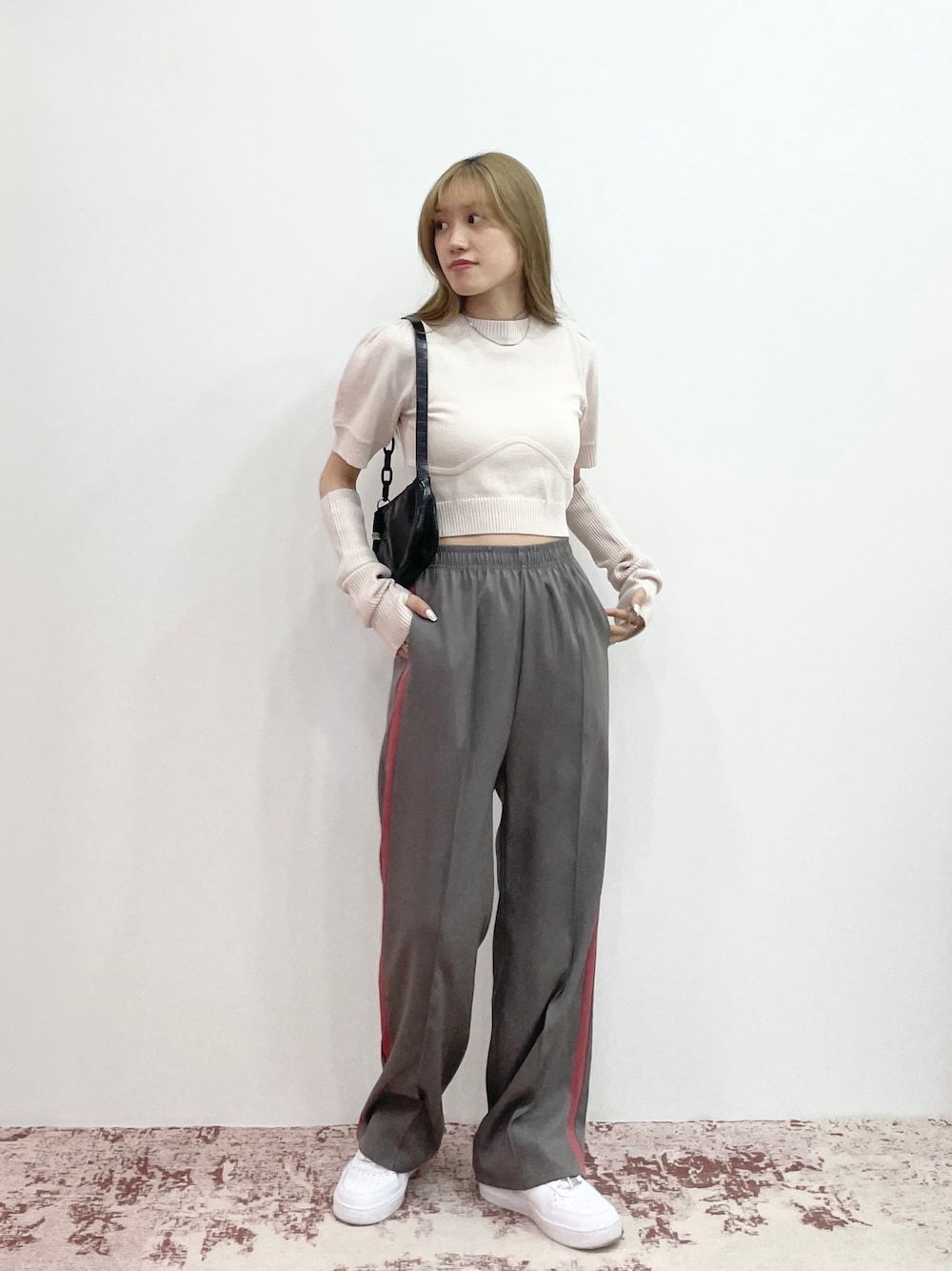 「カジュアル、秋服、休日コーデ、スニーカー、初秋コーデ、パンツコーデ、トラックパンツ、プチプラ、アームウォーマー、アームカバー、ストリート、韓国ファッション、韓国ブランド、秋服準備はじめました、カジュアルガーリー」｜「EPIMI E'PIMMYの配色ライントラックパンツ（その他パンツ、グレー系）」を使った、EPIMI ÉPIMMYさん（レディース・158cm）の秋コーディネートの1枚目の写真