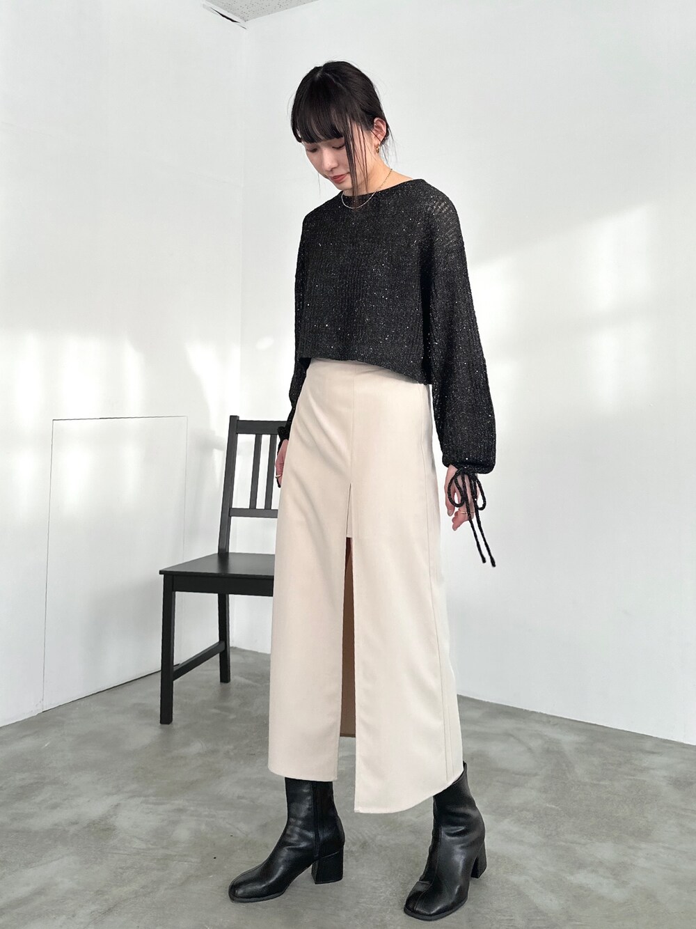 「似合うラボに行こう、ブーツ、ストリート、ニット、休日スタイル、リボン、ラメニット、スパンコール、スリットスカート、モノトーン、デートコーデ、プチプラ、シンプルコーデ、春コーデ、大人女子」｜「EPIMI E'PIMMYの〈取り外し可能〉レイヤードスリットスカート（スカート、ホワイト系）」を使った、EPIMI ÉPIMMYさん（レディース・166cm）の冬コーディネートの1枚目の写真