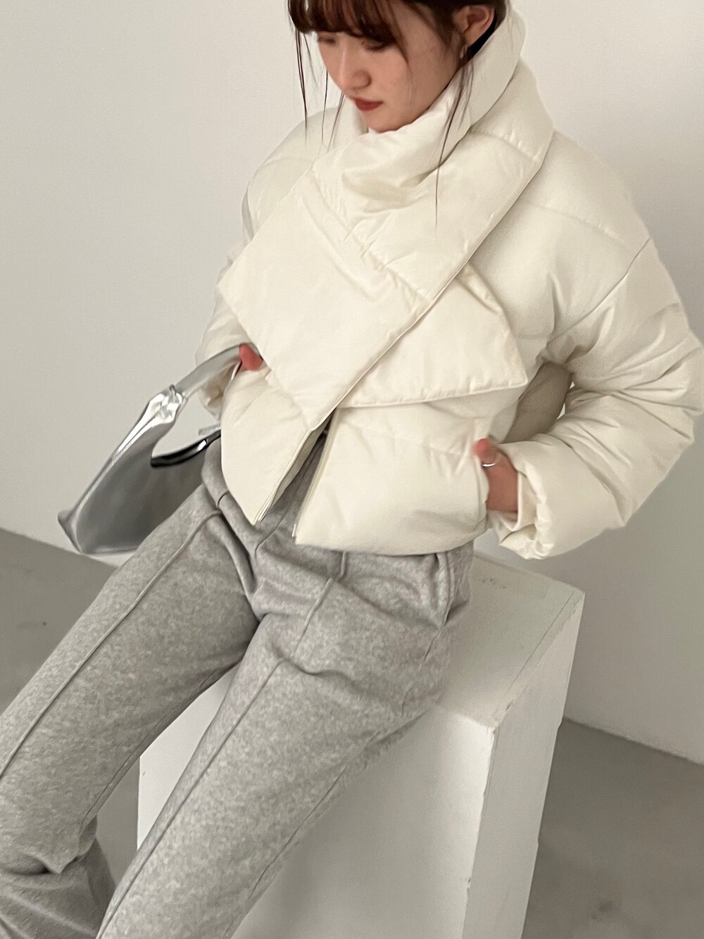 ホワイト系のダウンジャケット/コート、グレー系のスウェットパンツ、その他のその他を着用したレディースの冬コーディネートの1枚目の写真