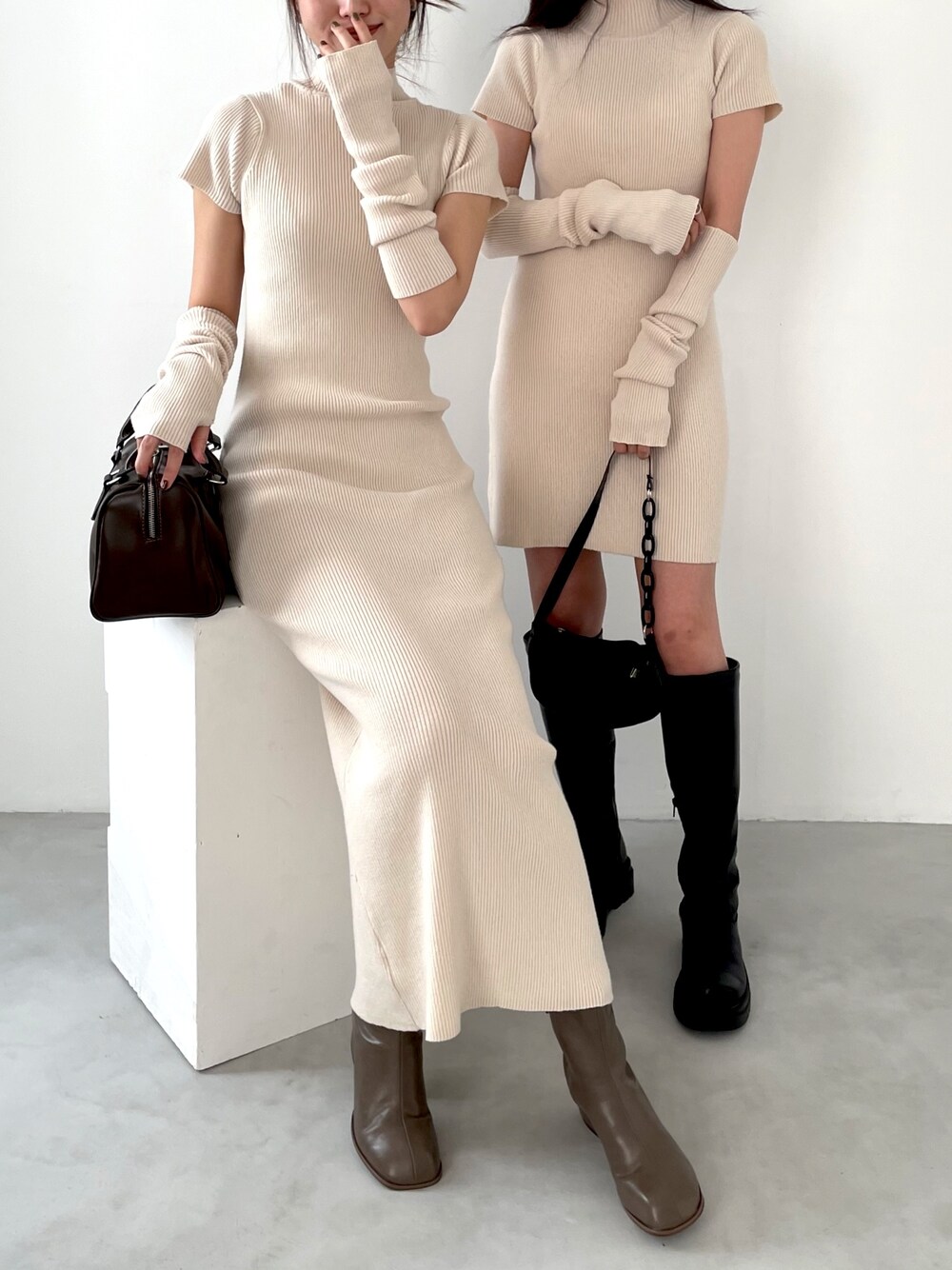 ホワイト系のワンピース、ホワイト系のワンピース、ブラック系のブーツを着用したレディースの秋コーディネートの1枚目の写真