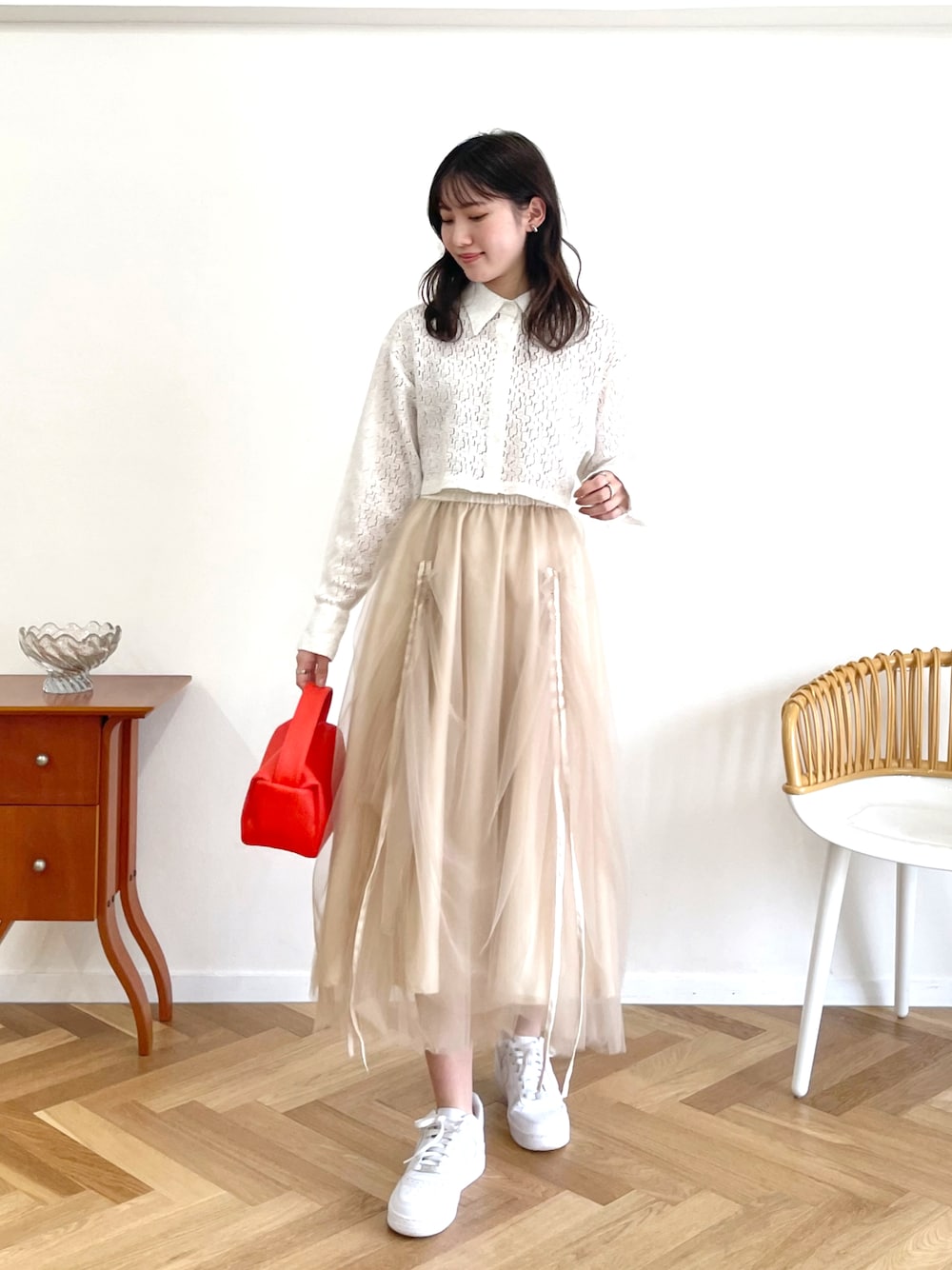 「お出かけコーデ、シャツスタイル、韓国ファッション、雨の日コーデ、チュールスカート、淡色コーデ、白スニーカー、ショート丈トップス、プチプラ、プチプラコーデ、レースシャツ、ワントーンコーデ、韓国コーデ、カジュアルガーリー、ホワイトコーデ」｜「EPIMI E'PIMMYのドロストギャザーチュールスカート（スカート、ベージュ系）」を使った、EPIMI ÉPIMMYさん（レディース・164cm）の夏コーディネートの1枚目の写真