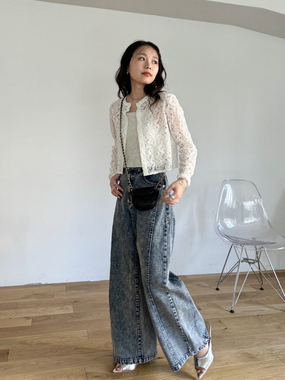 「デートコーデ、デニム、春夏コーデ、きれいめカジュアル、シアートップス、休日スタイル、シンプルコーデ、モード、韓国ファッション、低身長コーデ、レーストップス、レースブラウス、レイヤードスタイル、ケミカルウォッシュ、ポインテッドトゥ」｜「EPIMI E'PIMMYの切り替えカーブデニム（デニムパンツ、ブルー系）」を使った、EPIMI ÉPIMMYさん（レディース・153cm）の春コーディネートの1枚目の写真