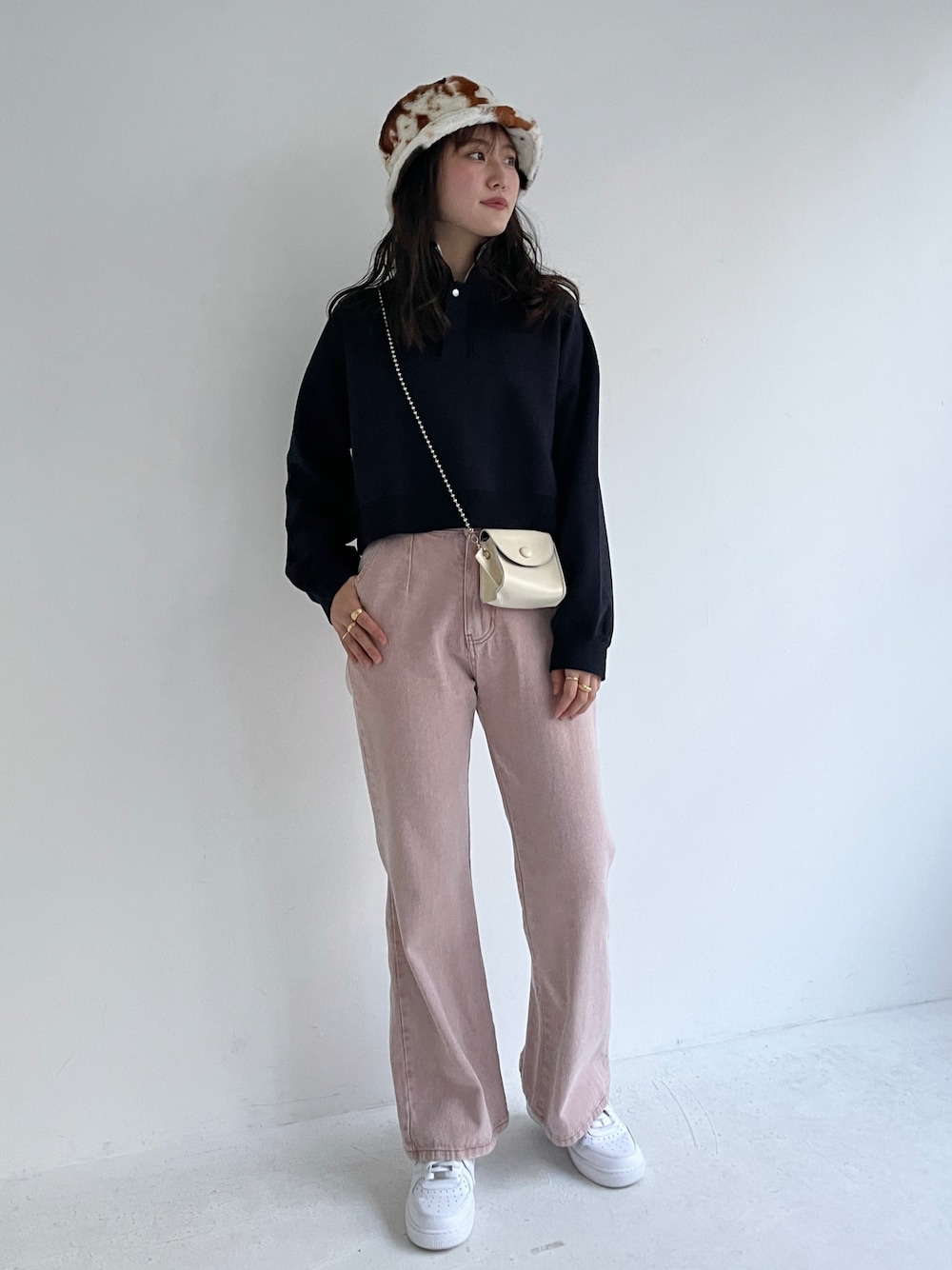 「カジュアルコーデ、パンツスタイル、プチプラコーデ、スニーカーコーデ、バケットハット、デニムパンツ、カラーデニム、ピンクデニム、ハーフジップ、ストリート、カジュアルガーリー、プチプラ、ストリートコーデ、フレアデニム、カラーパンツ」｜「EPIMI E'PIMMYのバックレースアップセミフレアデニム（デニムパンツ、ピンク系）」を使った、EPIMI ÉPIMMYさん（レディース・164cm）の秋コーディネートの1枚目の写真